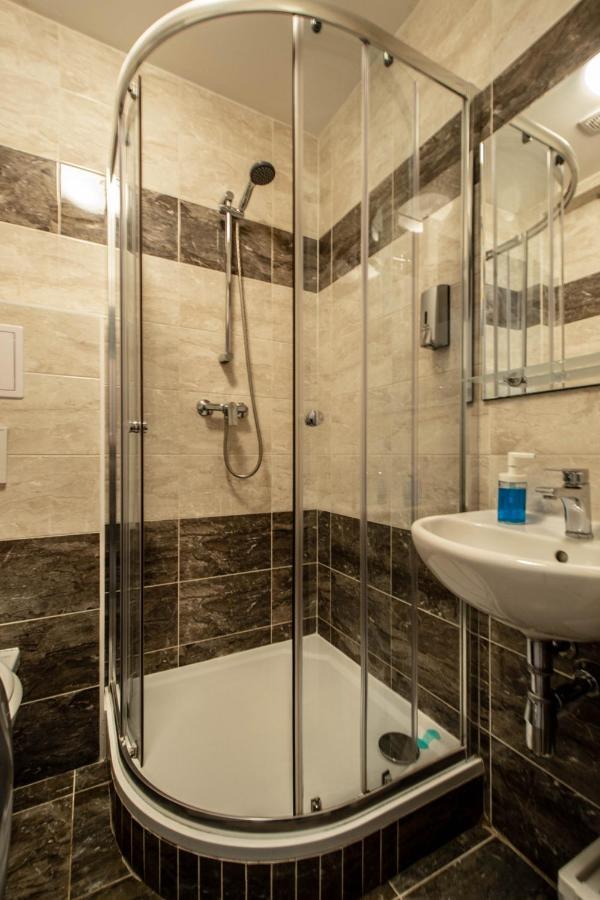 Ruzova Apartment By Ruterra Praag Buitenkant foto